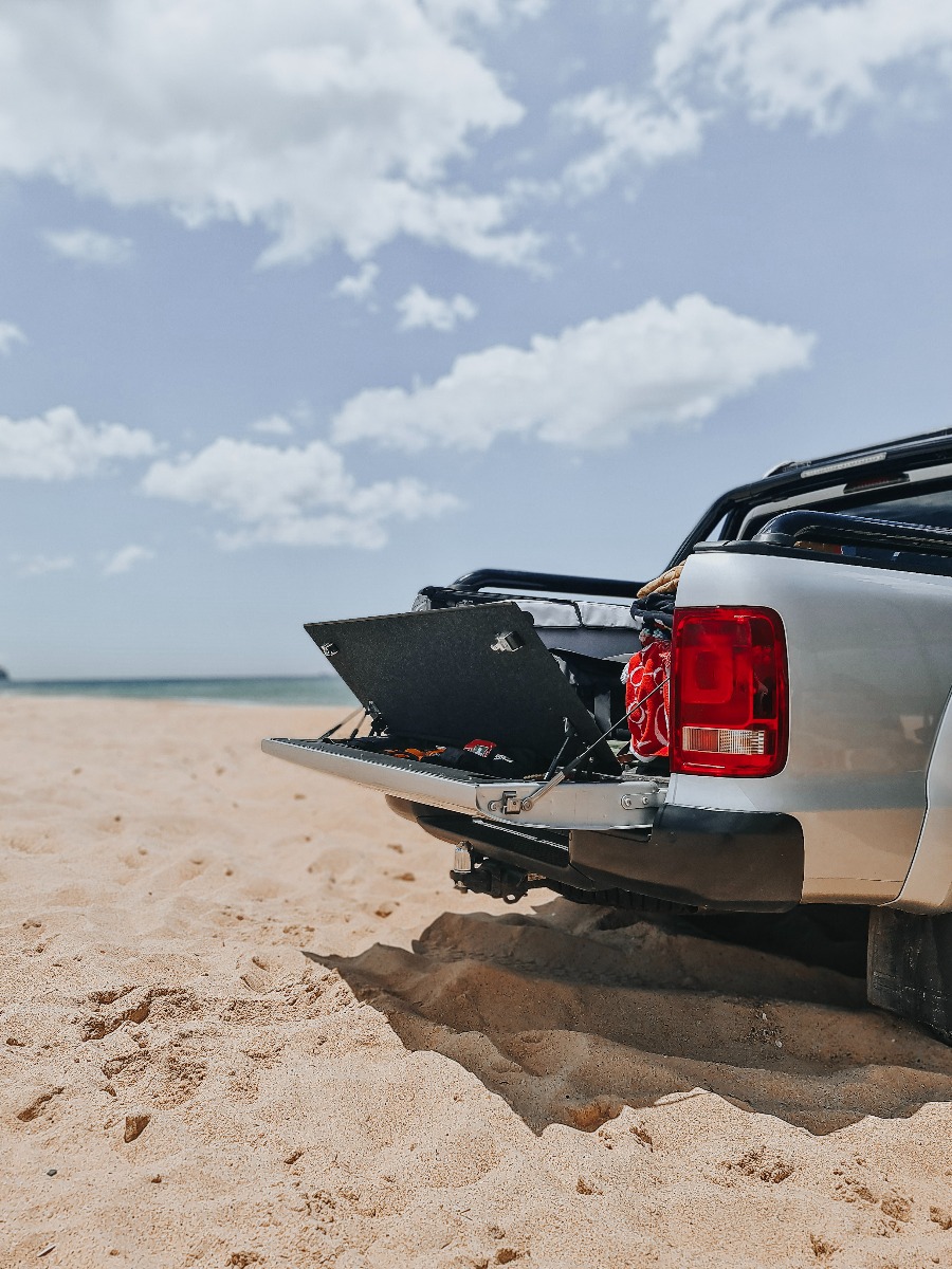 Huracan Fabrication Volkswagen Amarok (2010-2022) Heckklappenablage Mod-Deckelschutz – Bild 3