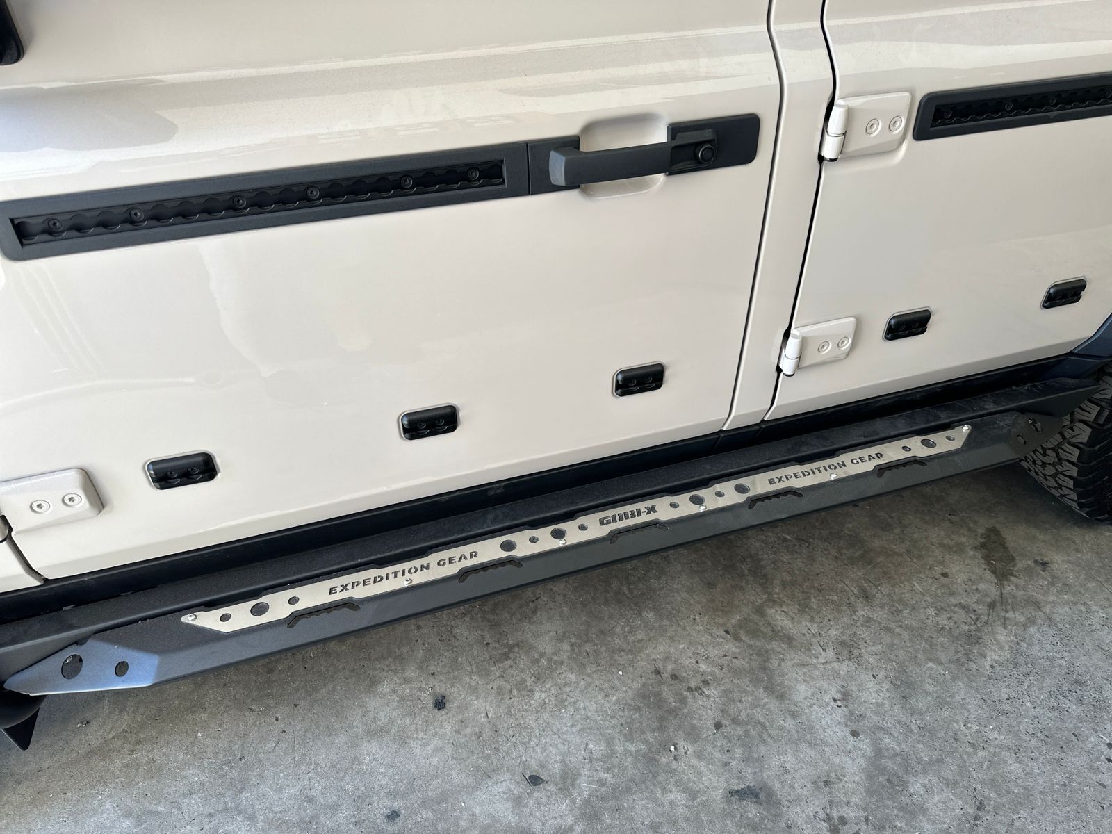 Bushtech Verdeck Jeep Gladiator-Glattes Aluminium - isoliert - mit LED-Licht