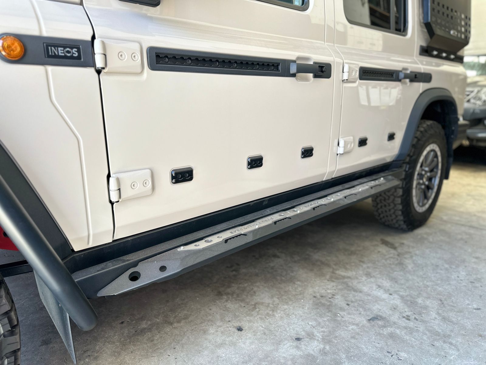 Bushtech Verdeck Jeep Gladiator-Glattes Aluminium - isoliert - mit LED-Licht – Bild 2