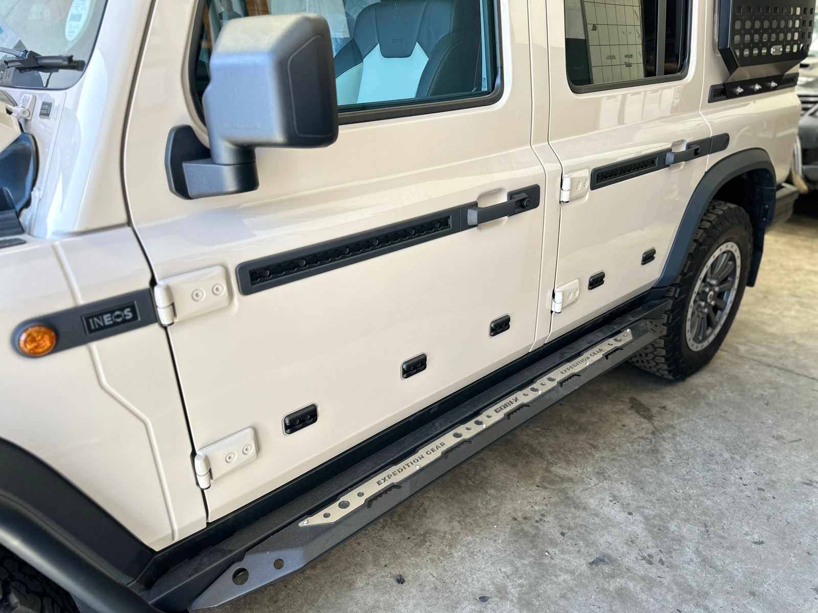 Bushtech Verdeck Jeep Gladiator-Glattes Aluminium - isoliert - mit LED-Licht – Bild 3