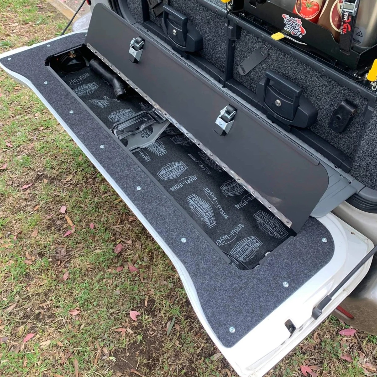 Huracan Fabrication Land Cruiser 100 Serie Heckklappenablage Mod-Marine Carpet – Bild 3