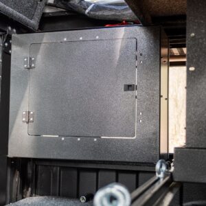 Bushtech-Schrank - mit Teppichboden