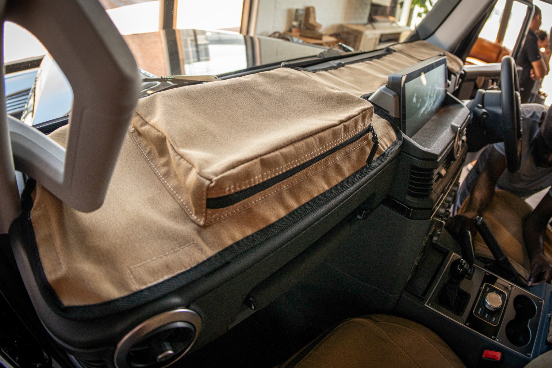 Stärkere Armaturenbrettabdeckung Ineos Grenadier-Light Khaki – Bild 4